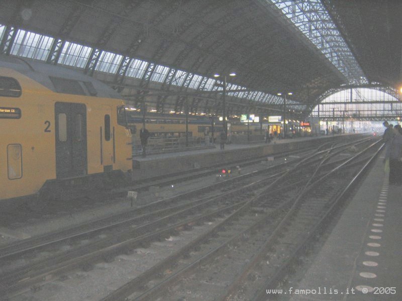 Amsterdam Centraal Station interni, link qui per dimensioni reali